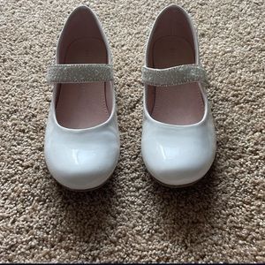 Girl’s shoes. Size 3. White color. Good condition. Used only once.